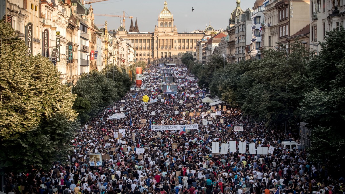 Na placu Wacława w Pradze przeciwko premierowi Czech Andrejowi Babiszowi i minister sprawiedliwości Marie Beneszovej demonstrowało wczoraj według organizatorów z inicjatywy „Milion chwil dla demokracji” 120 tys. osób. Były to największe protesty od czasu aksamitnej rewolucji w Czechach. - Nie przekonam ich – skomentował całą sprawę Babisz.