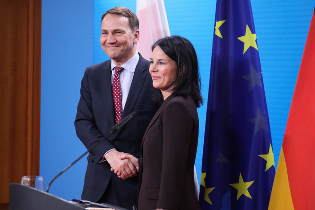 Minister spraw zagranicznych RP Radosław Sikorski (L) i minister spraw zagranicznych Niemiec Annalena Baerbock (P)