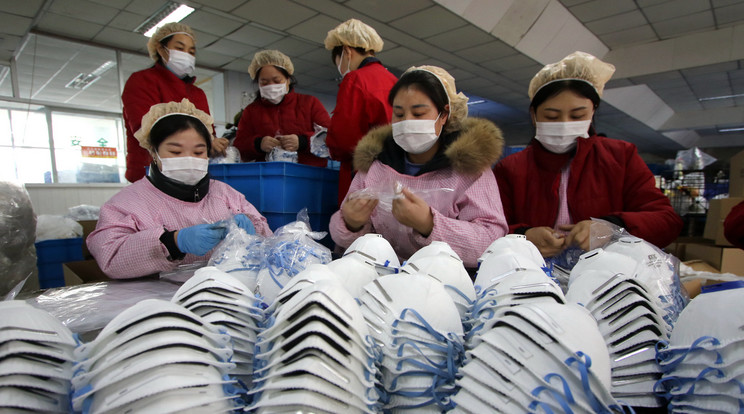 Védőmaszkot gyártó üzem Kínában / Fotó: MT-EPA