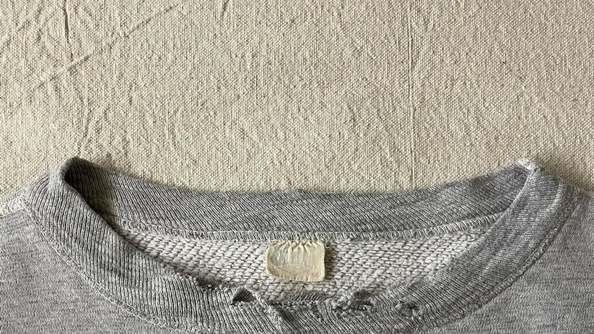 V-šav na okovratniku dukserice