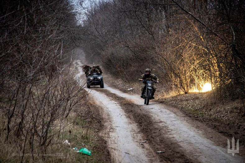 Motocykl i jego szybkość nawet w ternie to duża zaleta