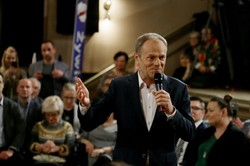 Tusk: PiS się w to włączył i różne odrażające typy latają po Sejmie z portretami papieża...