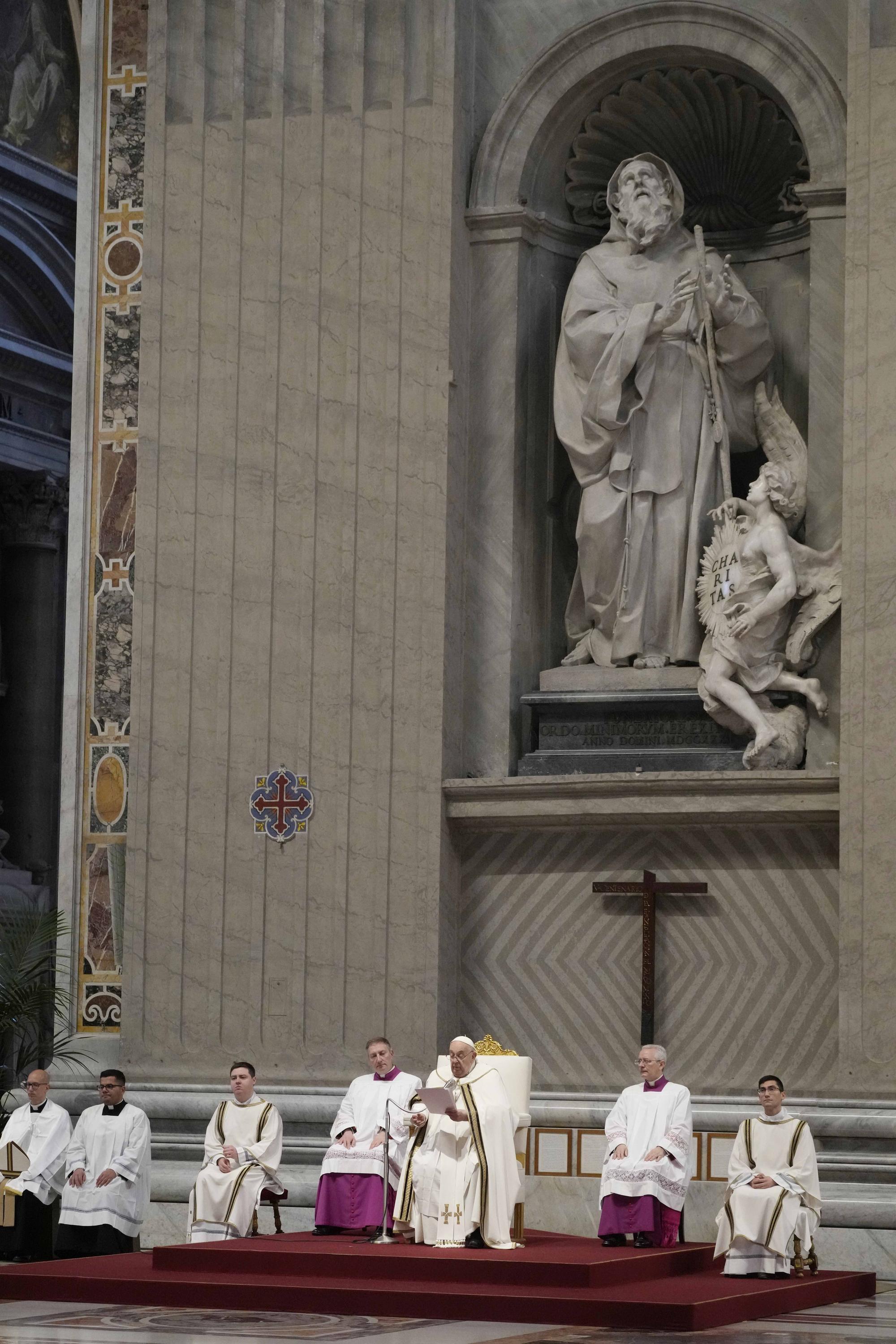 Pápež František počas svätej omše v Bazilike sv. Petra vo Vatikáne.