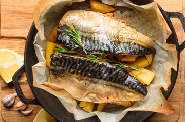 A makréla kiváló omega-3 zsírsav forrás, különösen gazdag eikozapentaénsav (EPA) és dokozahexaénsav (DHA) tartalommal rendelkezik. Az omega-3 zsírsavak számos jótékony hatással bírnak, beleértve a szív- és érrendszer egészségének támogatását és a gyulladáscsökkentést. Ezenkívül a makréla jelentős mennyiségű fehérjét, B12-vitamint, D-vitamint és szelént is tartalmaz.