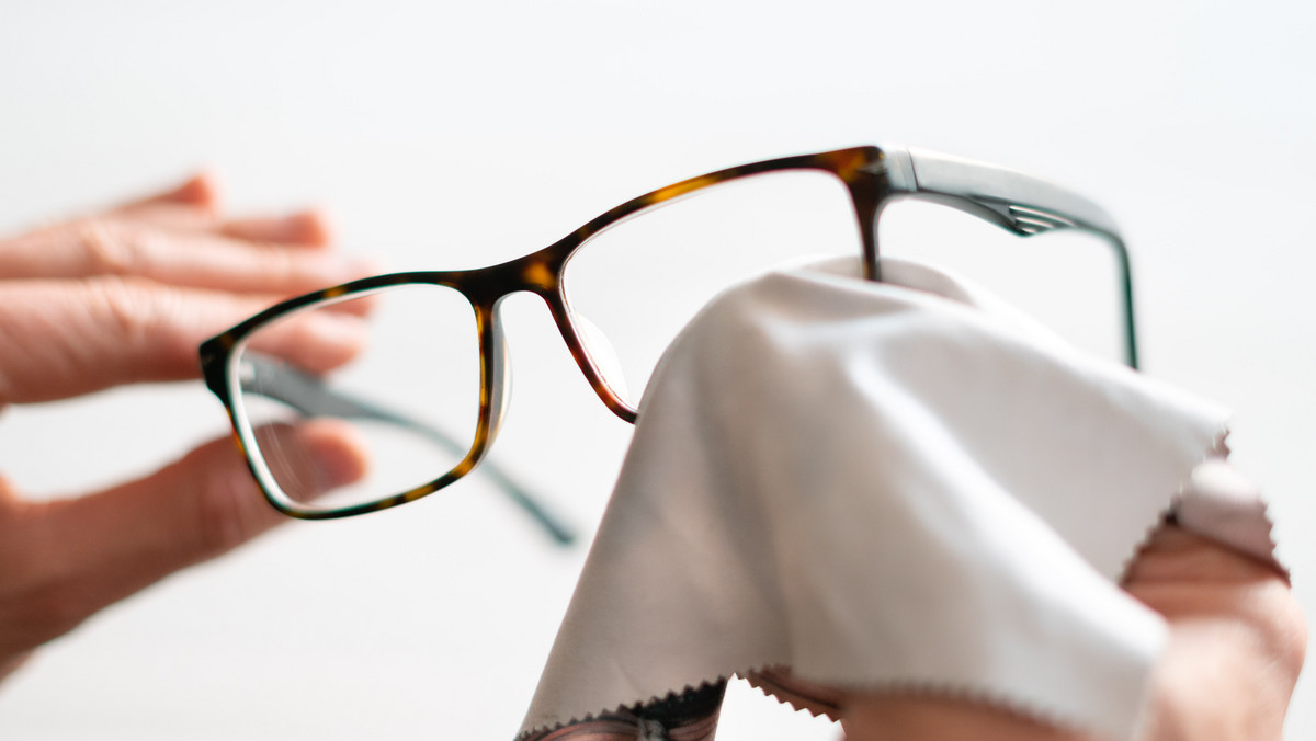 Sprytne triki na usunięcie rys z okularów
