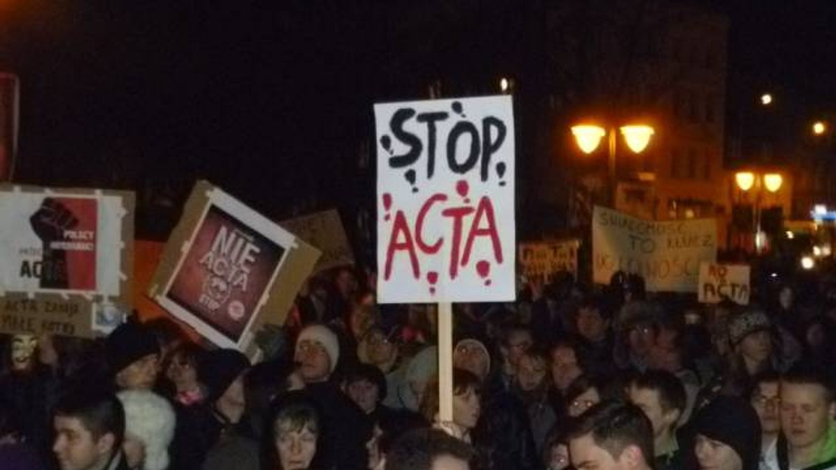 W czwartek o 18 spod CH Solaris w Opolu wyruszyła manifestacja osób niezadowolonych z podpisania przez Polskę porozumienia o obrocie podróbkami i ochronie własności intelektualnej. - Ignorancja rządzących i wprowadzanie takich aktów tylnymi drzwiami spowodowała naszą reakcję - mówi Tomasz Nykiel, jeden z uczestników manifestacji. - Pod płaszczykiem ochrony twórców, którzy oczywiście powinni być chronieni, wprowadza się niejasny i kontrowersyjny pakt.