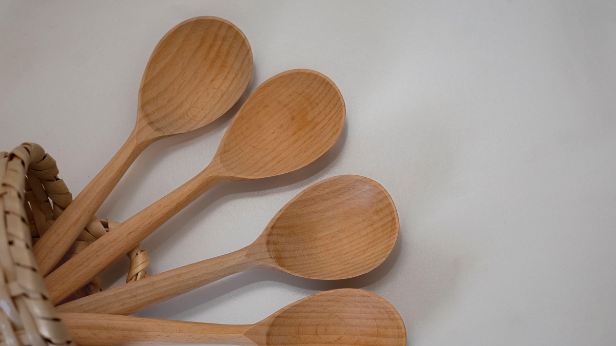Prelila je drvene varjače vrelom vodom, pa se zgrozila: Stručnjaci otkrili šta izlazi iz njih