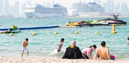 Czy w Katarze na plaży można pokazać gołą klatę? Tego się nie spodziewaliśmy! [ZDJĘCIA]