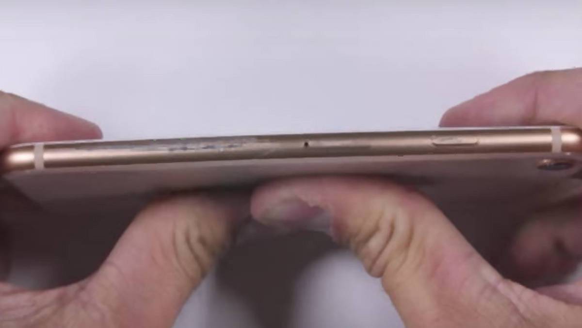 iPhone 8 podpalany i wyginany przez youtubera, ale dobrze to znosi (wideo)
