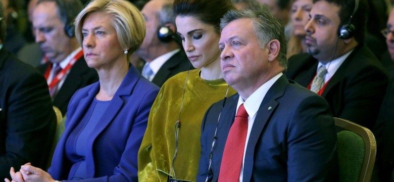 Mała, ale wpadka! Królowa Rania na ważnej konferencji dała się przyłapać na...