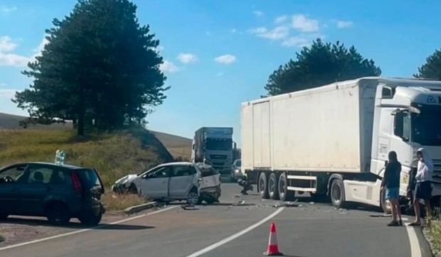 Sudar kamiona i dva automobila kod Zlatibora