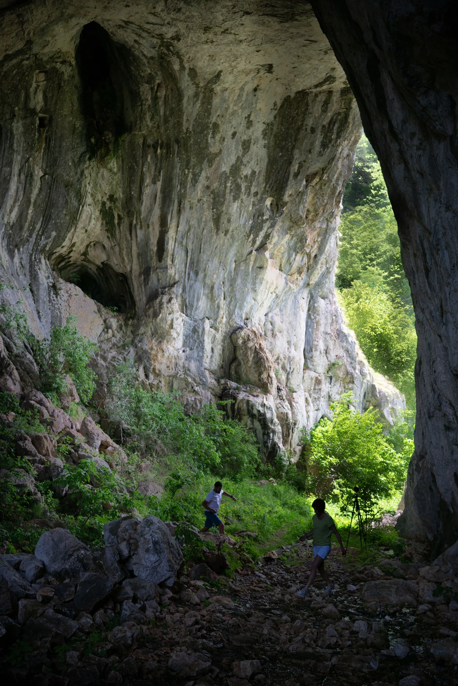 Između dva pećinska otvora rastojanje je oko 50 metara