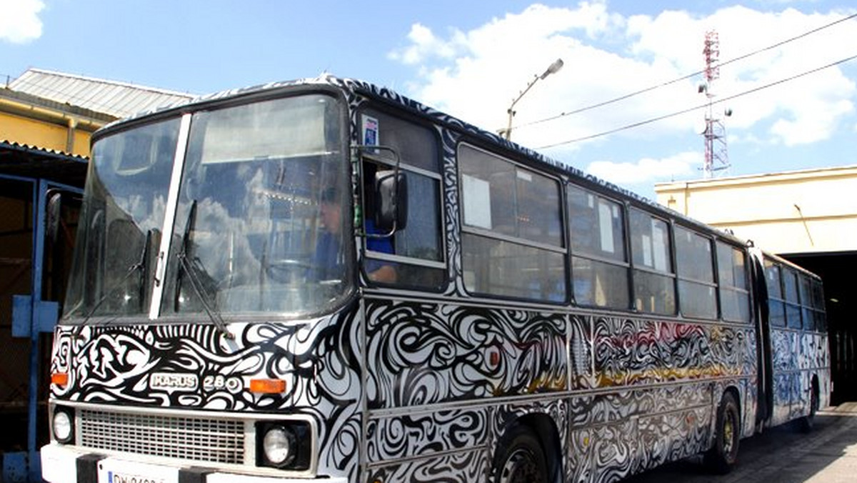Od rana na wrocławskich ulicach można spotkać nietypowy autobus MPK. Pojazd pomalowany przez ulicznych artystów na zlecenie miejskiego przewoźnika rano jeździł na linii 146, teraz można go spotkać na trasie przejazdów autobusów z numerem 128.