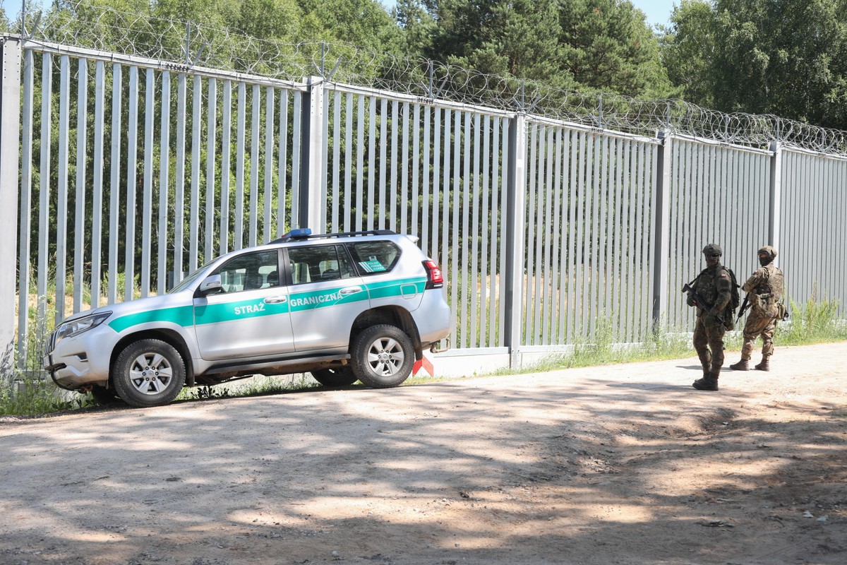 Polsko-białoruska granica w Krynkach, 25 bm. którą zabezpiecza stalowa zapora i bariera elektroniczna.