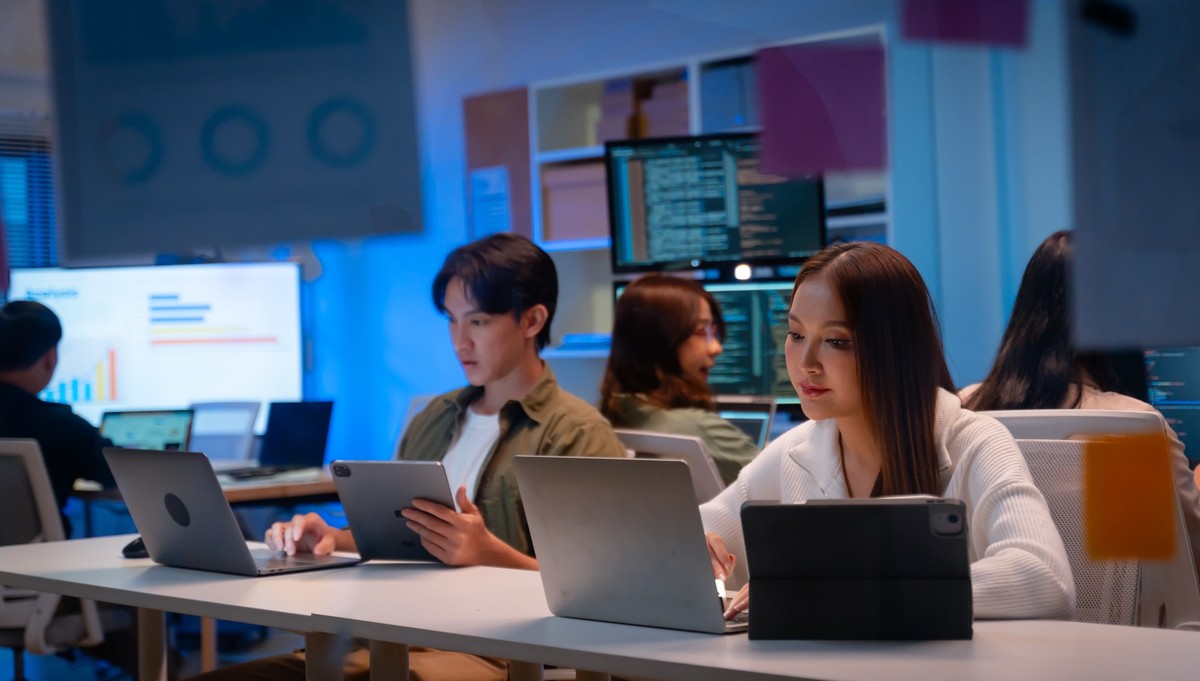 Vibe coding zrobił z programistów "nianie od AI". Wielu z nich mówi, iż to się opłaca