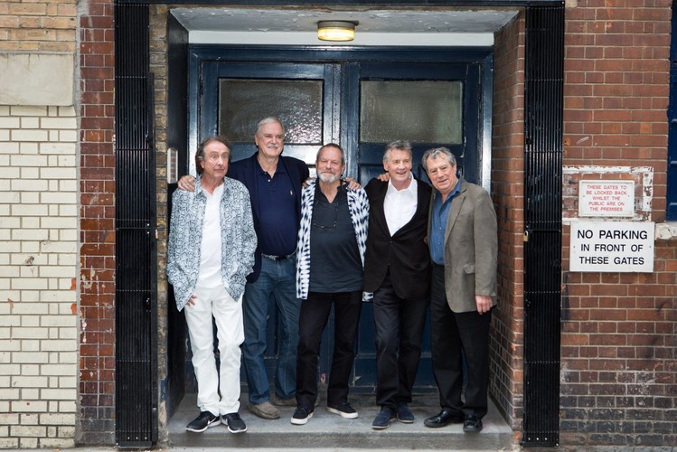 Z Monty Pythonami wystąpi Stephen Hawking, a na show zaprasza sam Mick Jagger