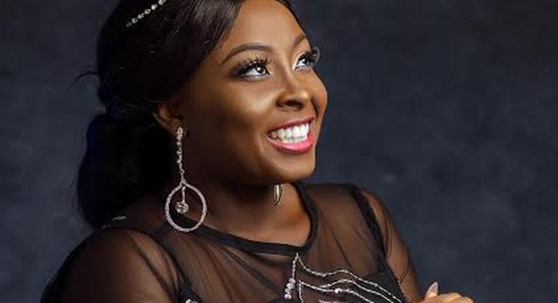 Lolo1 releases new photos for 40th birthday