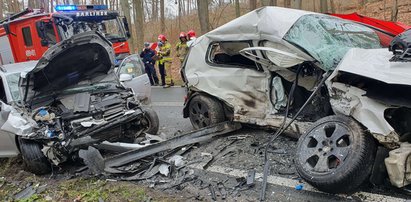 Horror na drodze. Nie żyje dwóch kierowców, pasażerka walczy o życie