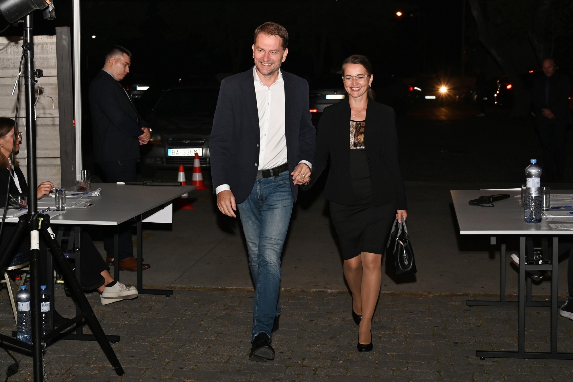 Predseda hnutia OĽANO a priatelia Igor Matovič s manželkou Paulínou prichádzajú na volebnú noc do centrály hnutia v Bratislave.