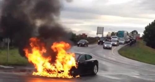 Tesla Model S w płomieniach