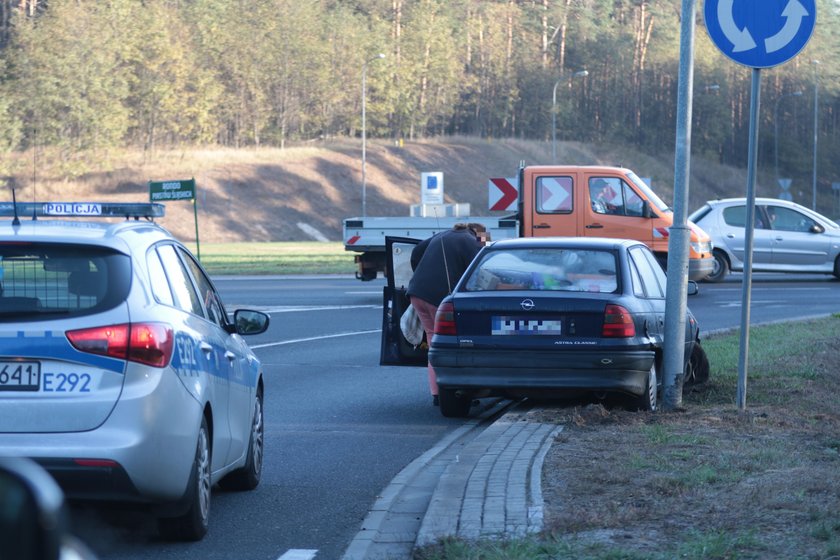 Rozbiła samochód, noc spędziła w namiocie