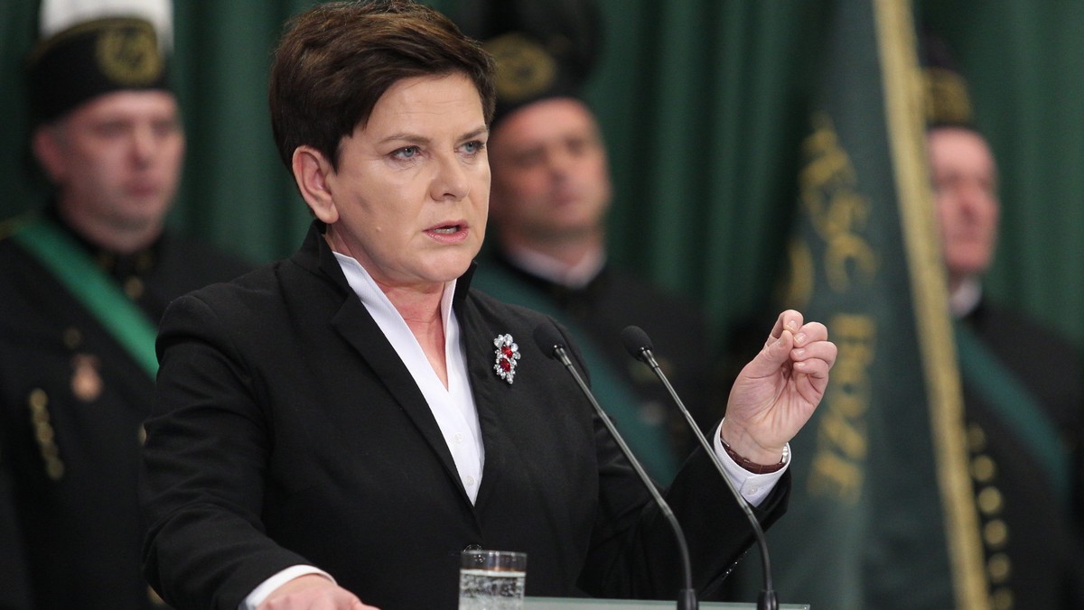 - Rząd nie zejdzie z drogi reform i zmian w górnictwie- powiedziała premier Beata Szydło podczas uroczystości barbórkowych w Jaworznie. Nawiązując do ostatnich wystąpień opozycji zaapelowała o poparcie reform, akcentując, że górnictwo potrzebuje spokoju i stabilizacji.