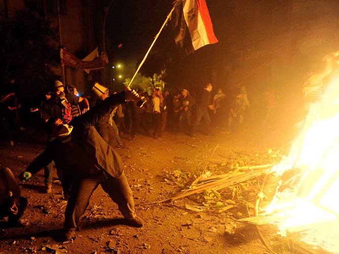 Egipscy demonstranci ranni na placu Tahrir w starciu z siłami bezpieczeństwa. Demonstranci domagali się zniesienia wojskowych rządów i zastąpienie ich cywilnymi. Egipt, 21 listopada 2011