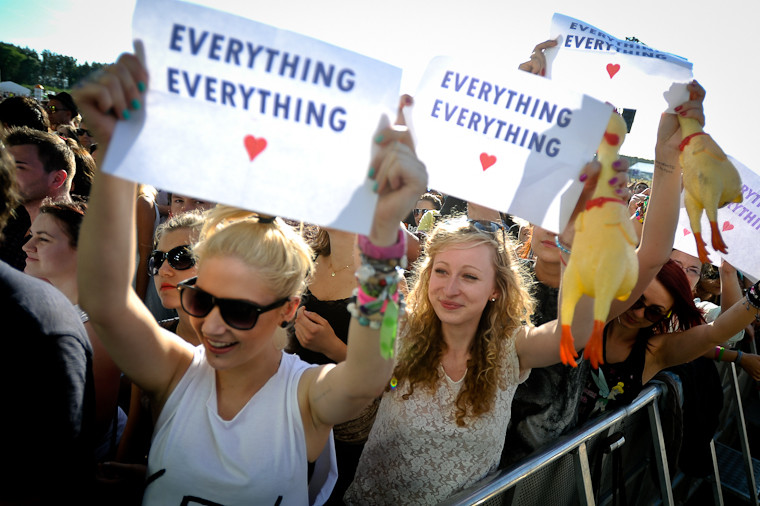 Publiczność pod sceną na festiwalu Heineken Open'er (fot. Artur Rawicz/Onet)