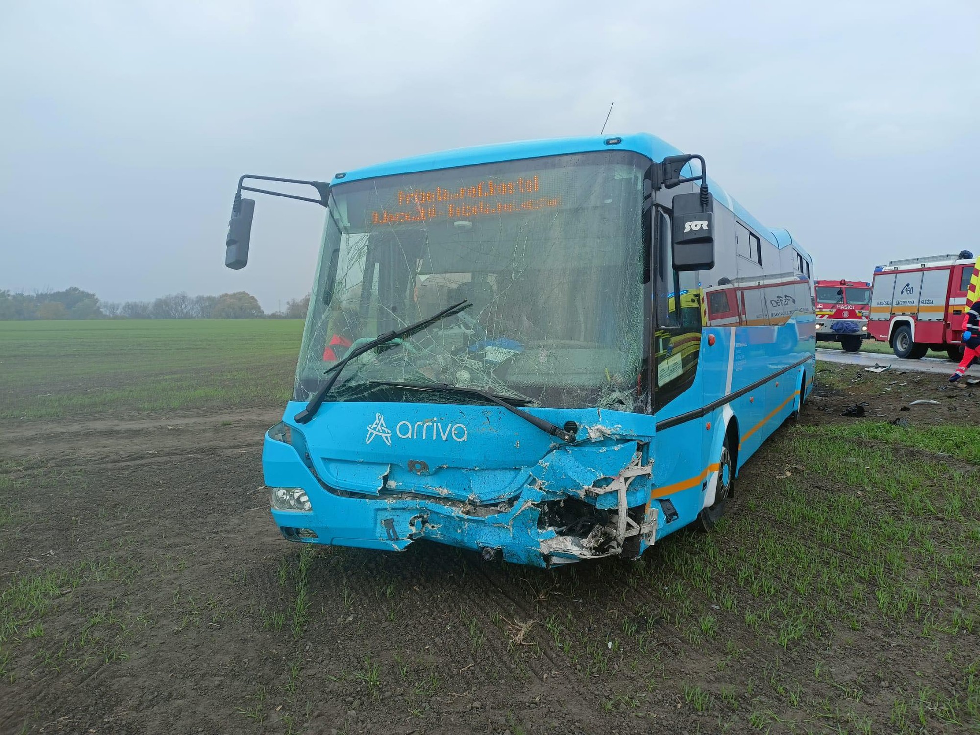 Pri zrážke auta s autobusom neďaleko Komárna prišiel o život vodič auta.