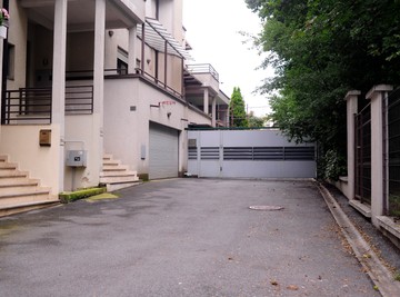 On je jedan od NAJSKUPLJIH PEVAČA na našim prostorima, svaka pesma mu je VELIKI HIT, a ovo su nepoznati detalji o njegovoj IMOVINI: CIFRA na koju je ista procenjena OBARA VILICE! 