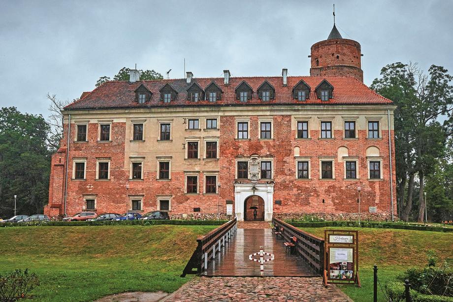 Uniejów. Zamek Arcybiskupów Gnieźnieńskich to jedna z atrakcji turystycznych uzdrowiska.