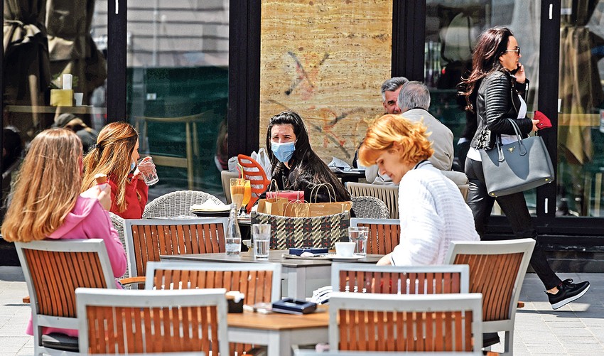 Preporuke: Izbegavanje kontakata, držanje obavezne distance od dva metra, obavezno nošenje maski u saobraćaju, a preporuka u zatvorenom prostoru