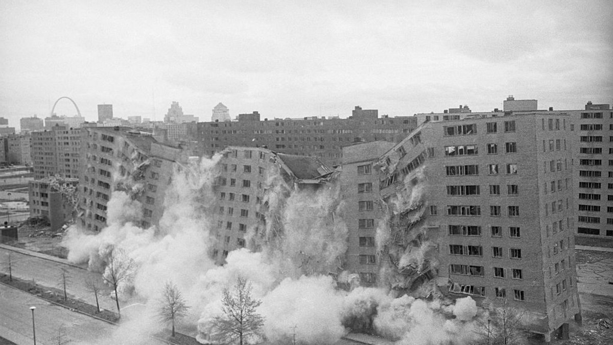 Zburzone osiedle Pruitt-Igoe w St. Louis.. Historia