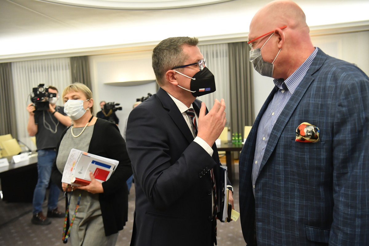 Przewodniczący senackiej Nadzwyczajnej Komisji ds. Inwigilacji Marcin Bosacki podczas posiedzenia Komisji w Senacie w Warszawie