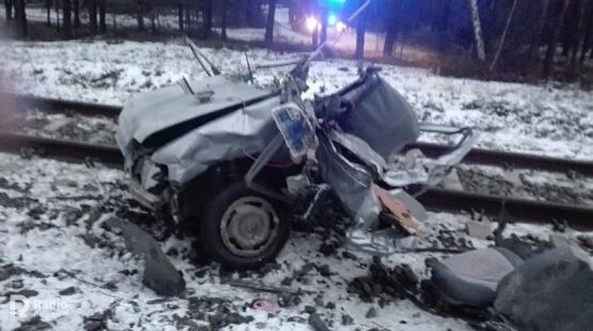 Wypadek na przejeździe kolejowym. Auto rozerwało na pół