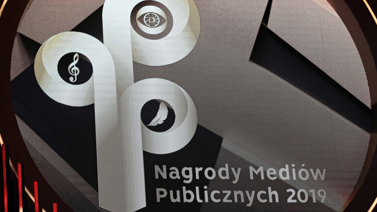 <strong>Jarosław Marek Rymkiewicz, Jan Ptaszyn Wróblewski i Wawrzyniec Kostrzewski zostali uhonorowani Nagrodami Mediów Publicznych przyznawanymi przez TVP, Polskie Radio i PAP. Nagrody Specjalne podczas poniedziałkowej gali otrzymali Andrzej Dobosz i Krzysztof Talczewski. </strong>Wyróżnienia zostały wręczone po 11 latach przerwy. Podczas uroczystej gali w stołecznym Teatrze Polskim zwycięzcy otrzymali statuetki oraz nagrody w wysokości 100 tys. zł.