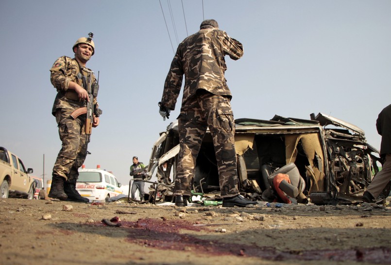 Napastnik, który jechał na motorze, uderzył w brytyjski konwój i wysadził się w powietrze. Wśród ofiar są afgańscy przechodnie oraz jeden Brytyjczyk, który zmarł w szpitalu w wyniku odniesionych ran...