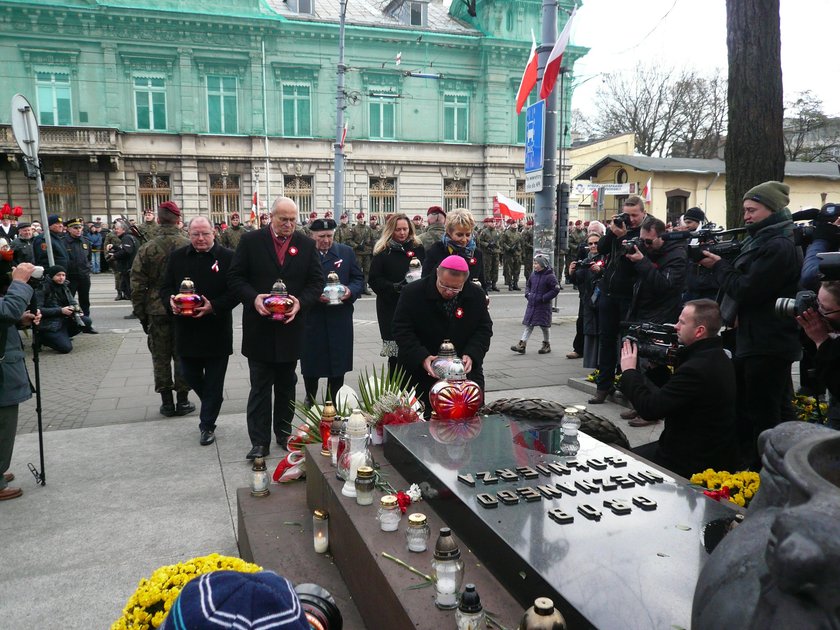 Ogień z pola bitwy w Kostiuchnówce zapłonął na grobie Nieznanego Żołnierza