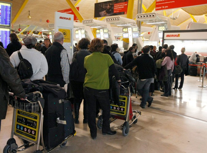 Długie kolejki zdezorientowanych pasażerów