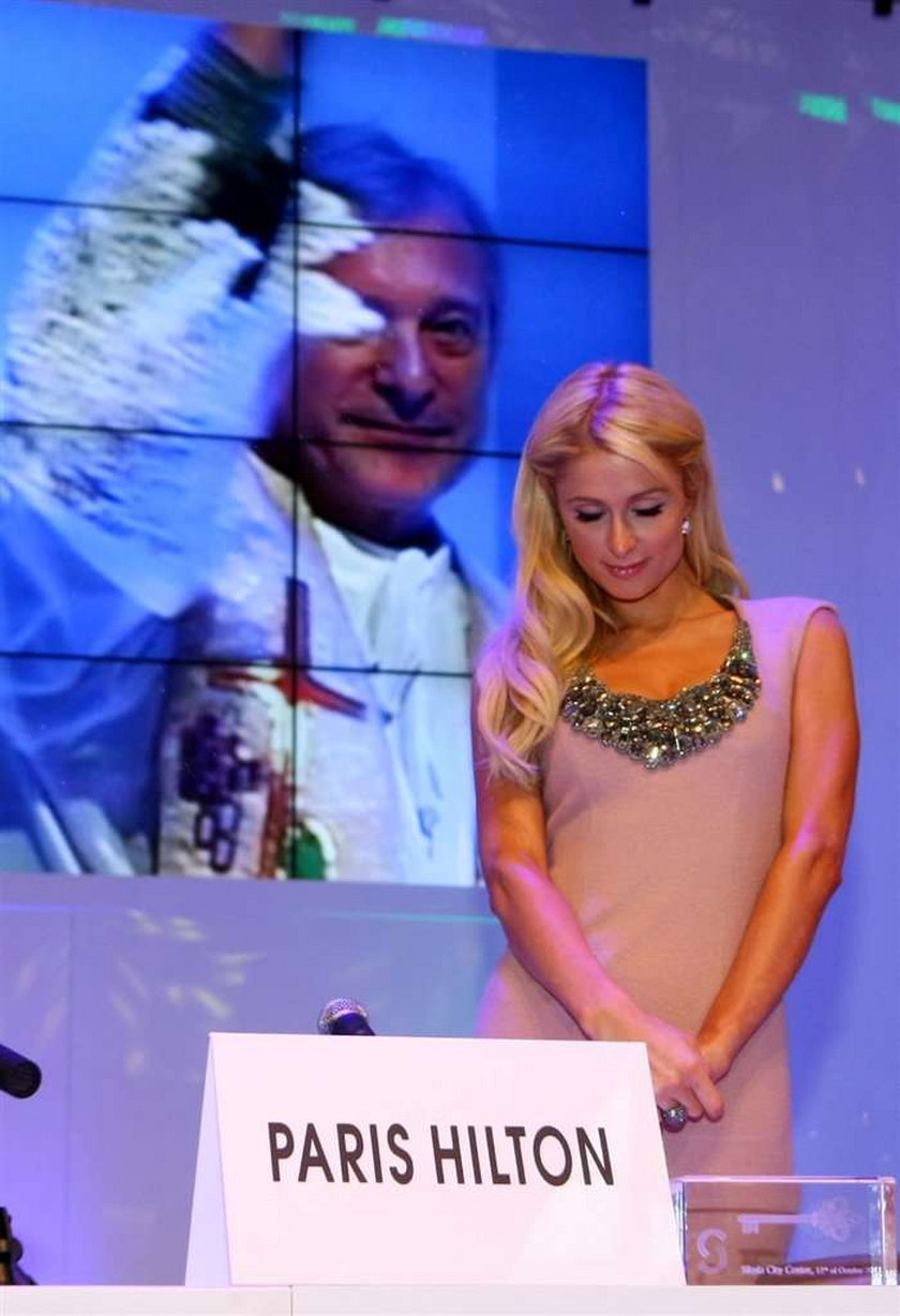 Amerykanie drwią z polskiego księdza i Paris Hilton