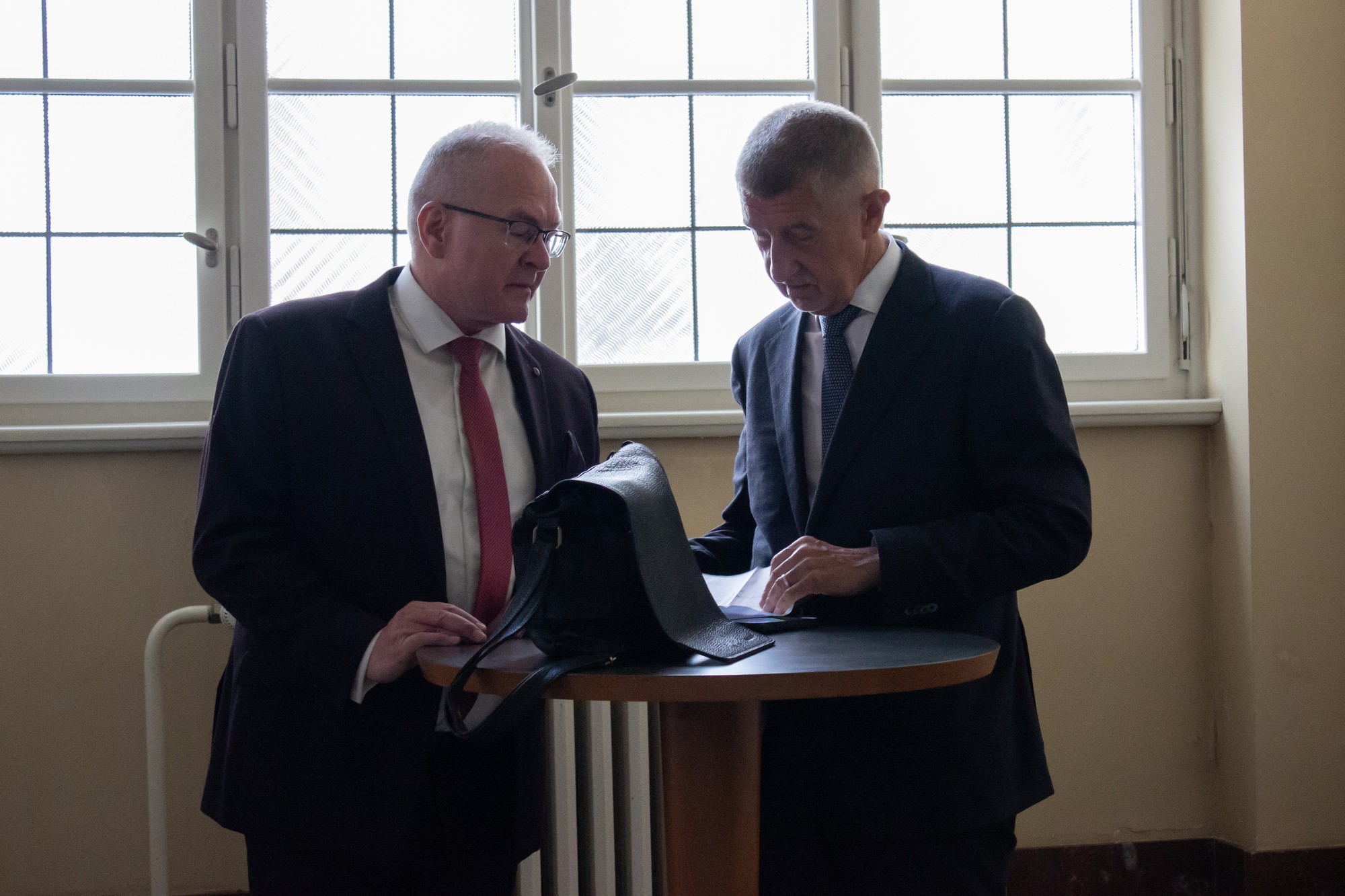 Na snímke český expremiér a predseda hnutia ANO Andrej Babiš a jeho advokát Michael Bartončík.