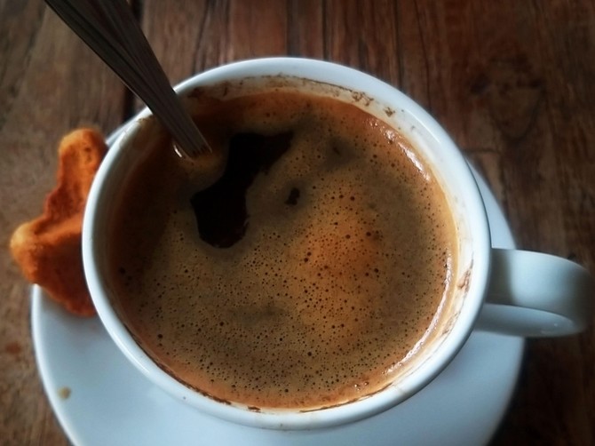 Medicinski guru tvrdi da kafa postaje manje gorka iako joj dodate sastojak koji svi imamo u kući