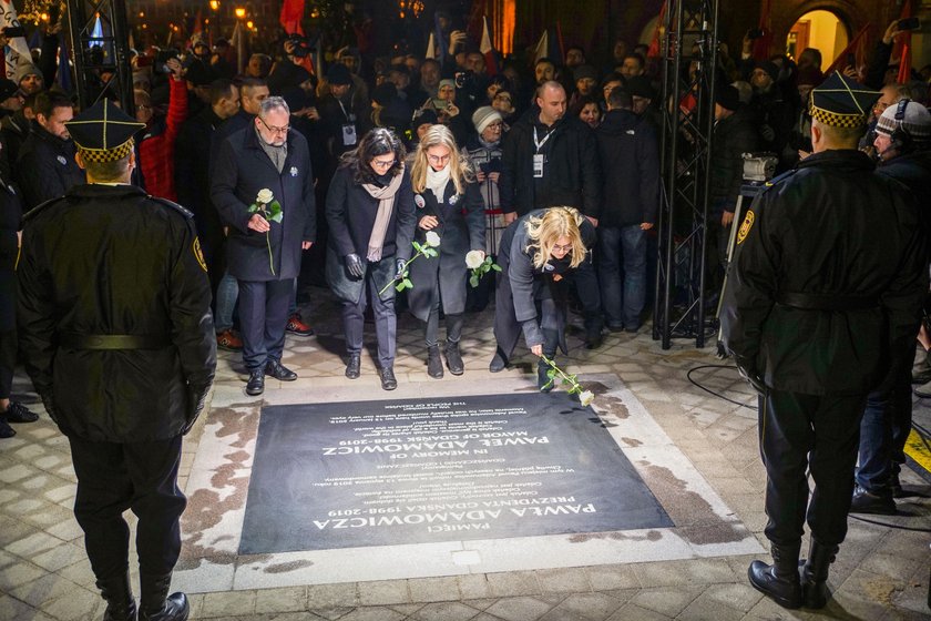 Tablica upamiętniająca Pawla Adamowicza.