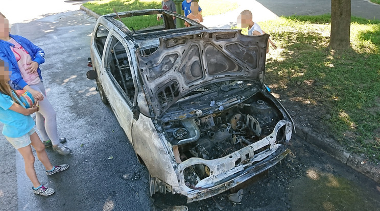 Lángokba borult egy parkoló személygépkocsi / Fotó: Blikk