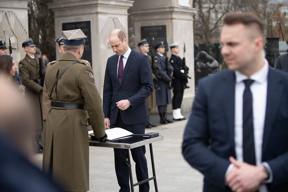 Książę William przed Grobem Nieznanego Żołnierza w Warszawie