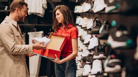 100 zł za samo przymierzenie butów? Popularny sklep wprowadza zasady, które wywołały burzę