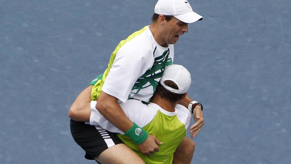 32-letni Bob Bryan, który razem z bratem bliźniakiem Mikem tworzy najlepszy aktualnie debel świata, poślubił w poniedziałek w Miami Michelle Alvarez. O zmianie stanu cywilnego amerykański tenisista poinformował stosownymi wpisami na Twitterze.