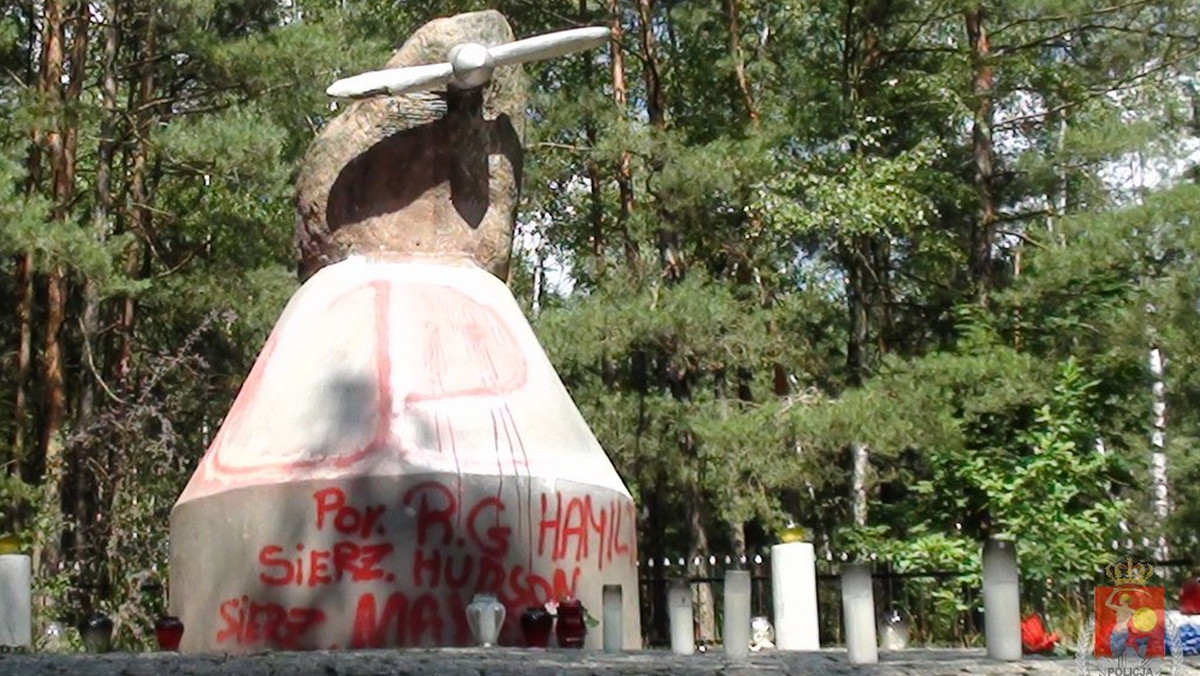 Pomazał sprayem obelisk w Józefowie pod Warszawą. Policjanci zatrzymali 32-letniego mężczyznę, który zniszczył pomnik upamiętniający południowoafrykańskich lotników, którzy zginęli w tym miejscu, niosąc pomoc dla Powstania Warszawskiego.