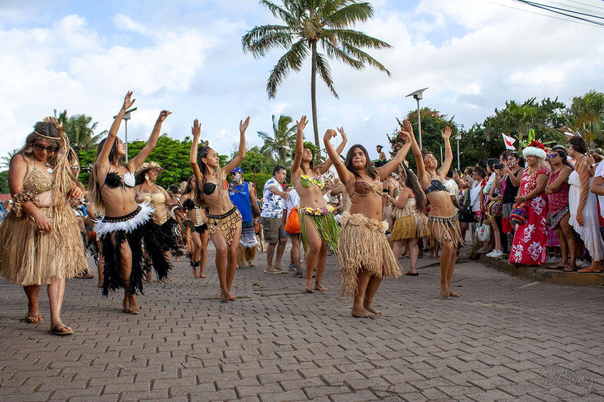 Kobiety w tradycyjnym tańcu w pochodzie festiwalowym 