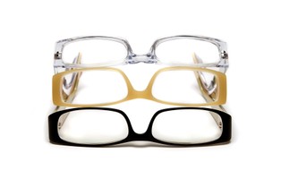 Zobacz, co się bardziej opłaca: noszenie okularów czy szkieł kontaktowych